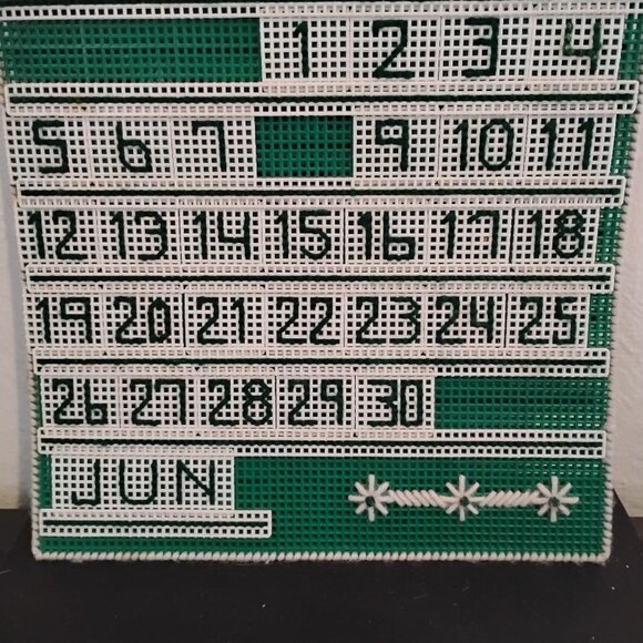 Vtg Plastic & Yarn Perpetual Calendar Green/white 14x11 Complete Great Condition - Picture 3 of 5